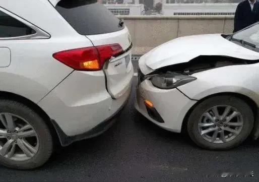 上海浦东，男子出了交通事故，为了追回700多元的交通费，他特意花了8000元请了