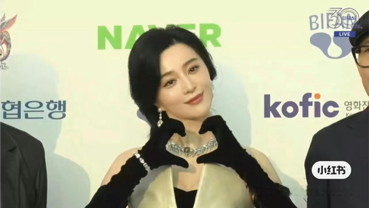 韩媒《绝世美人》的标题并配上一张怼脸生图，范冰冰真的娱乐圈有史以来最美的一位