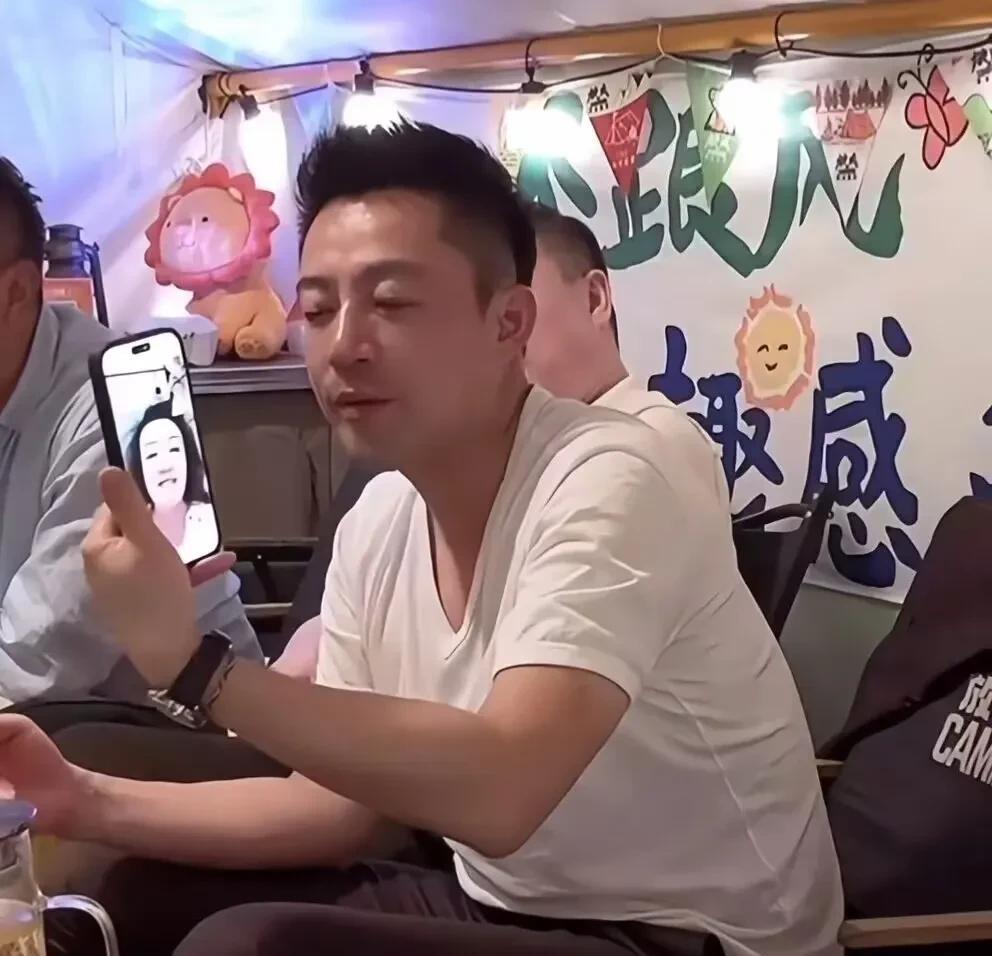 小汪总今天和同事们一起过生日，一起聚餐，席间兰姐给儿子打来视频电话。兰姐说祝儿子