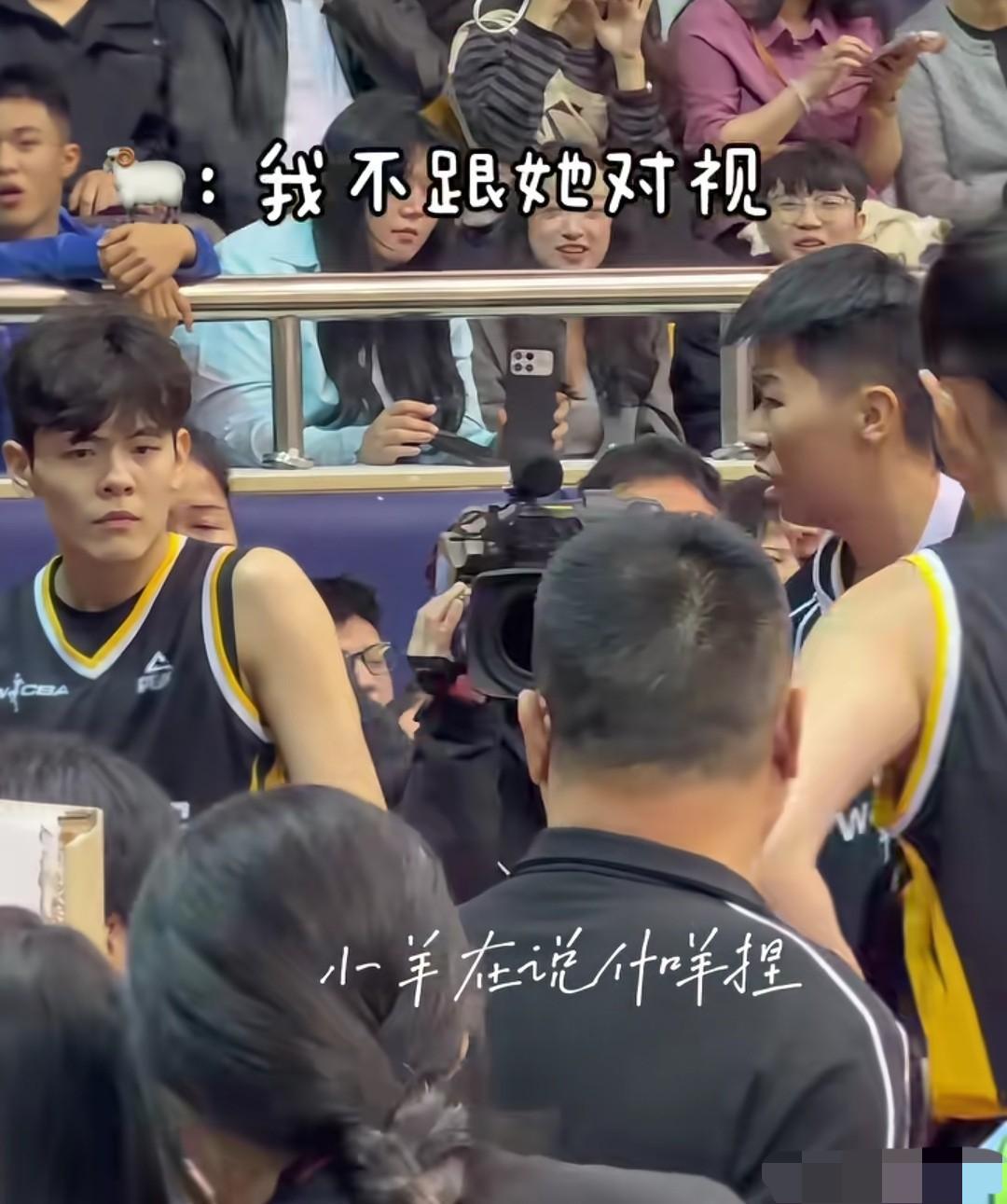 广东女篮这幕也太有梗了！黄思静当主教练后是真敢发火，看着队员在场上没状态，直接当