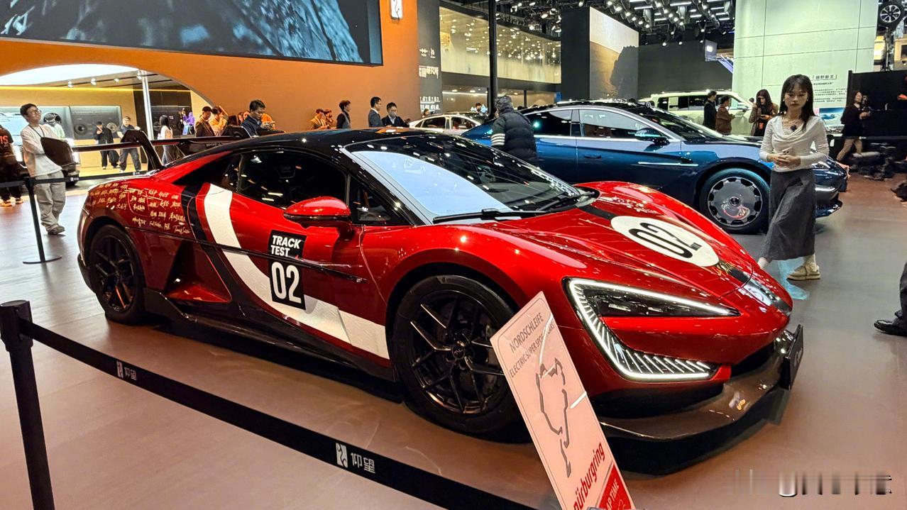 一辆中国国产汽车，在北京国际车展中卖出天价，现场成交价超过2000万元一辆，其高