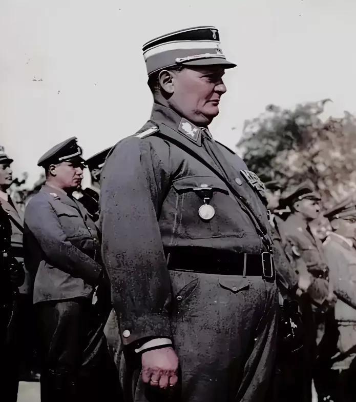 戈林自从从1923年在慕尼黑大腿中弹后，就开始用吗啡了，昔日的俊小伙变成了一个身
