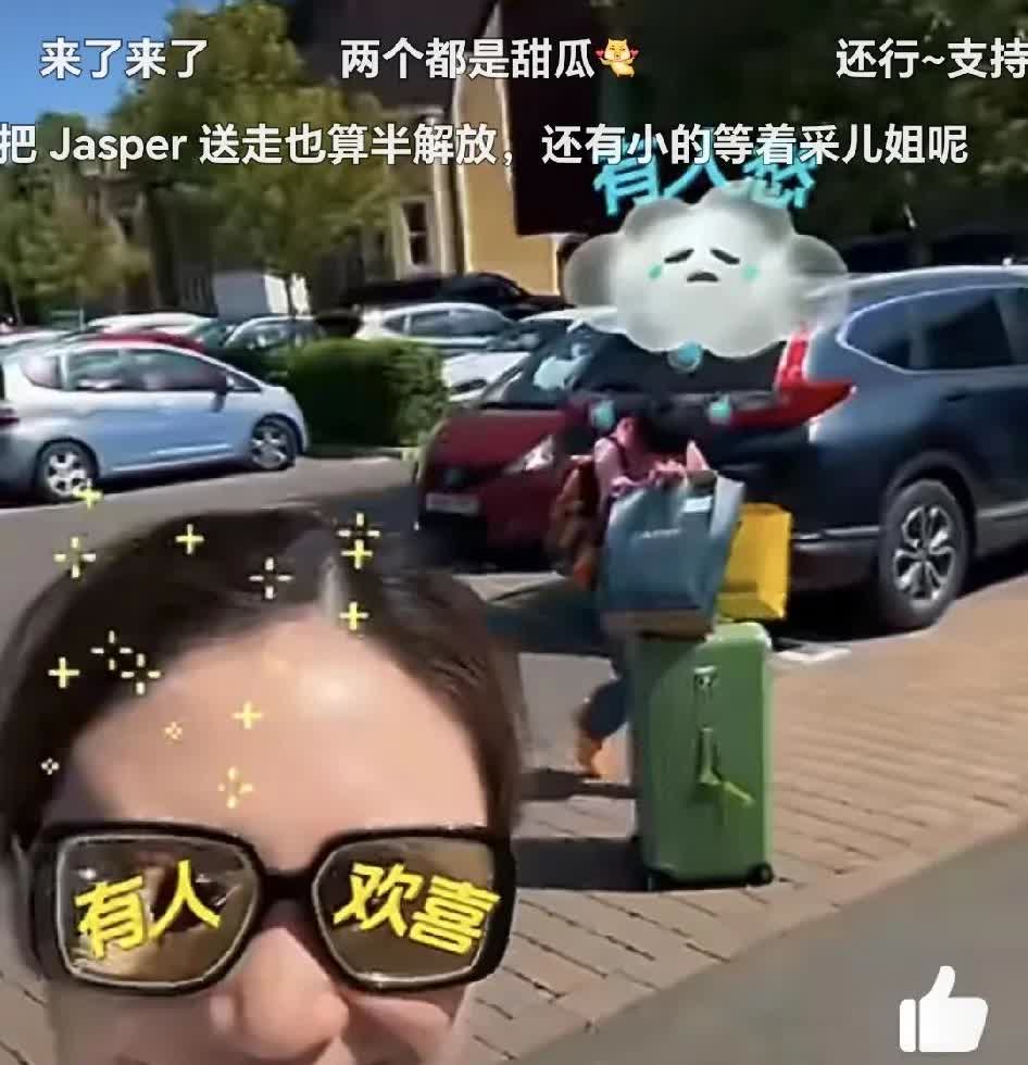 陈小春大儿子Jasper推着行李箱，一脸无奈的跟在应采儿身后，而应采儿则是开心的