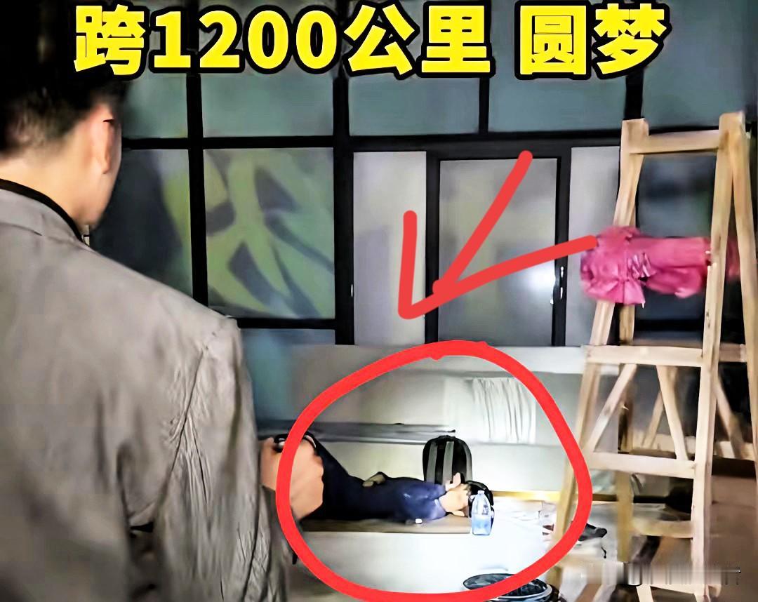 “泪目”广州，深夜11点，老板正在巡查工地，突然发现一小伙睡在厂房角落里。了解