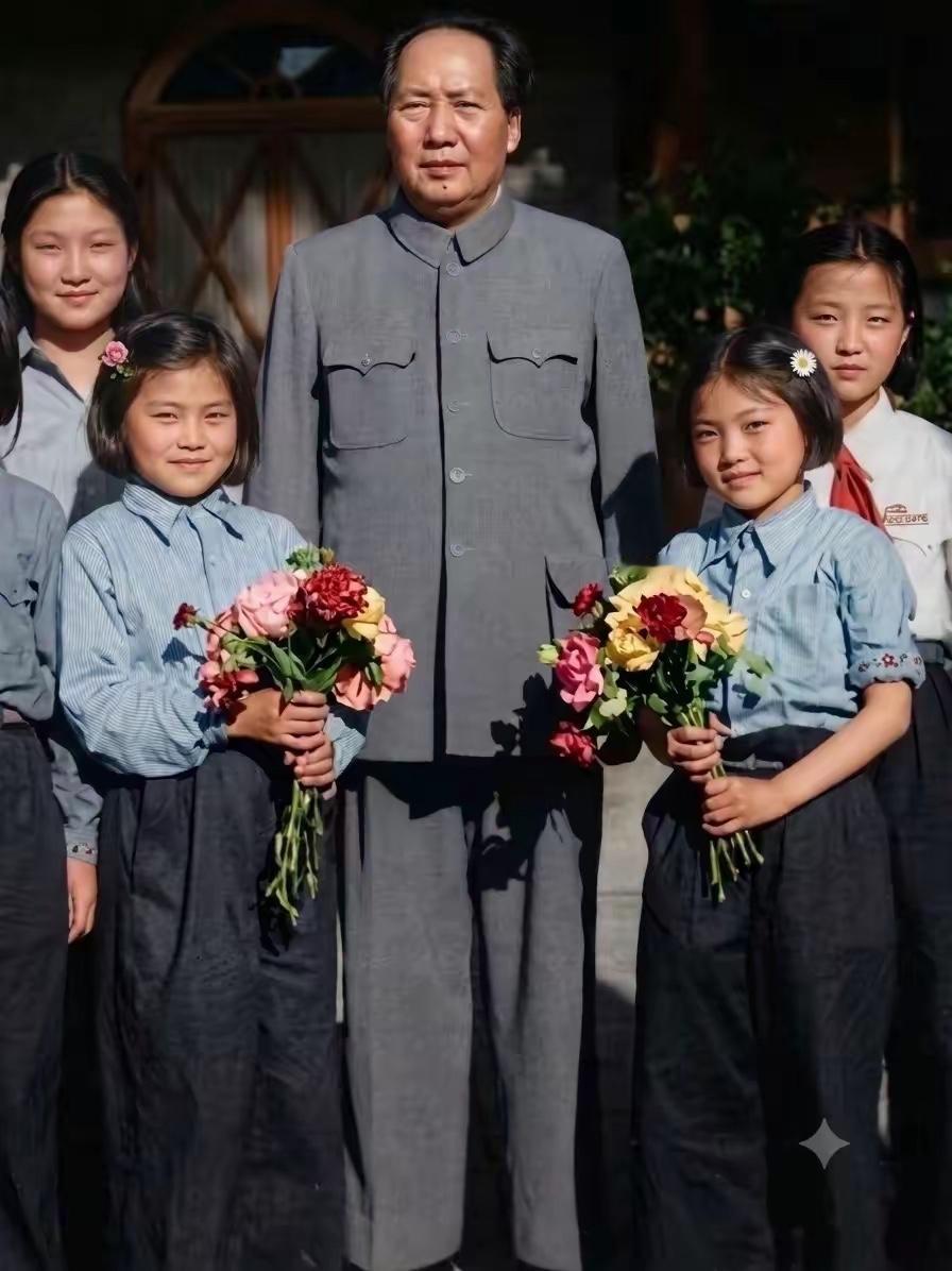 毛主席在中南海家中，接见女儿李敏的中学同学们时拍摄的合影。后排左二的女孩就是李敏