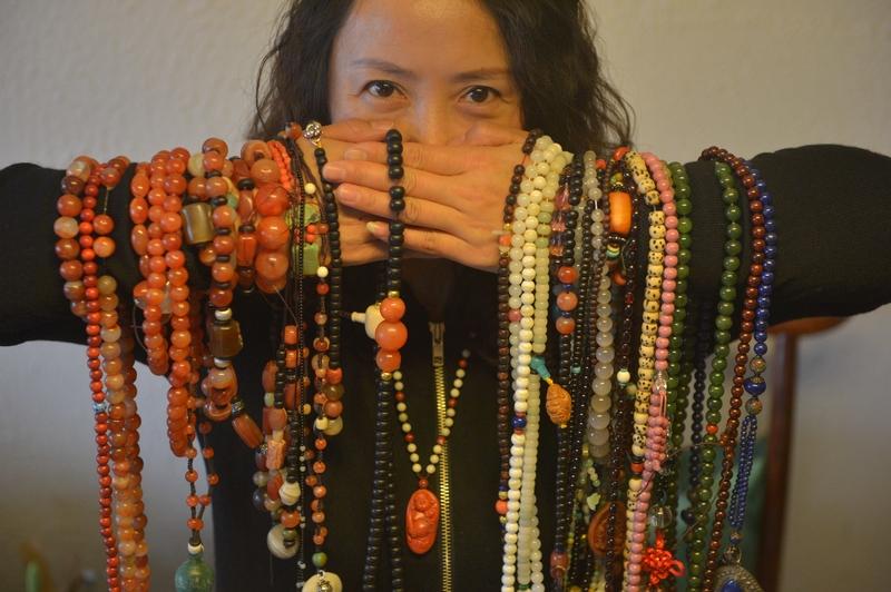 现在好多人喜欢戴首饰，金银玛瑙、玉石水晶啥都有，为好看也为图个平安。但有些首饰可