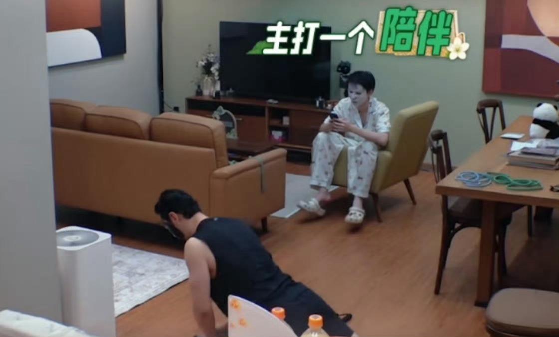 黄晓明：咱俩面膜一白一黑。王俊凯：刚好对上咱俩的分工。黄晓明：我不忍心凶大家