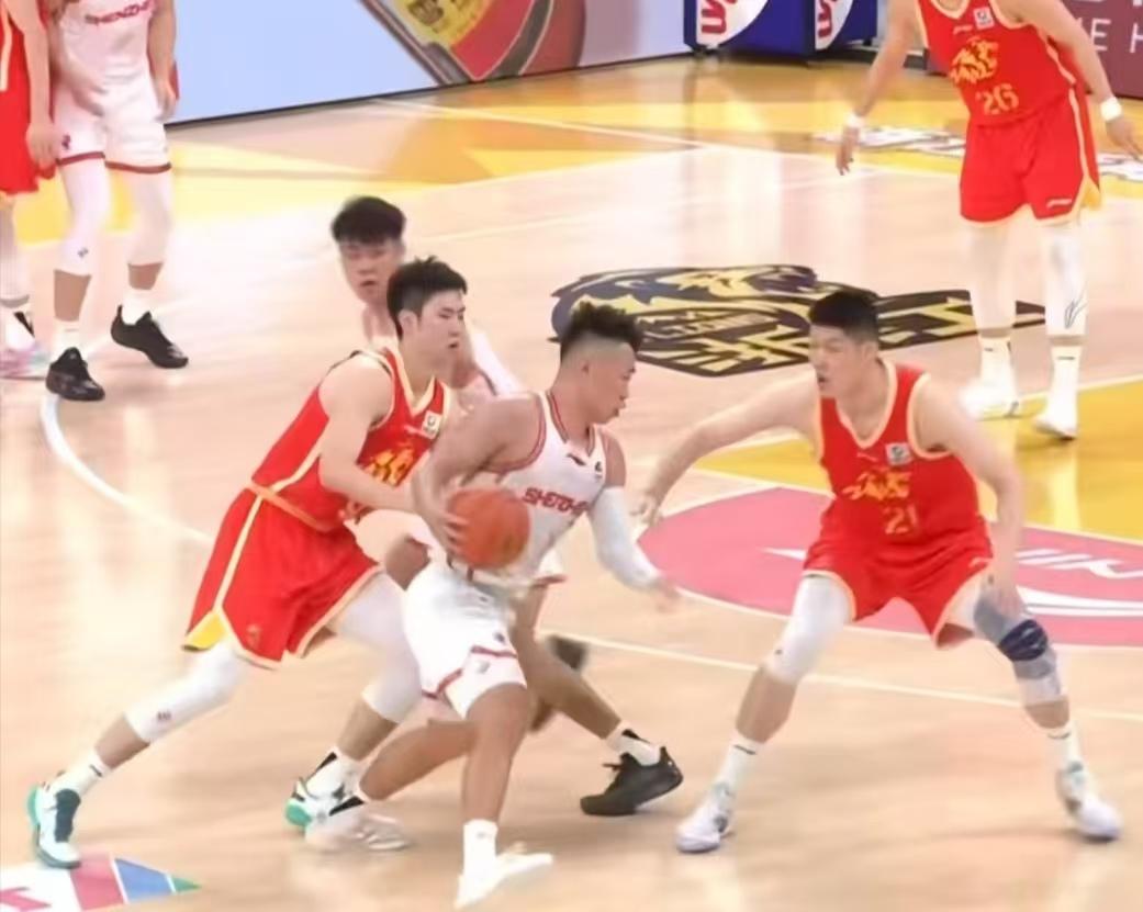 92-85，广厦男篮没给深圳爆冷机会，2-0强势拿到半决赛赛点！说白了深圳输得一