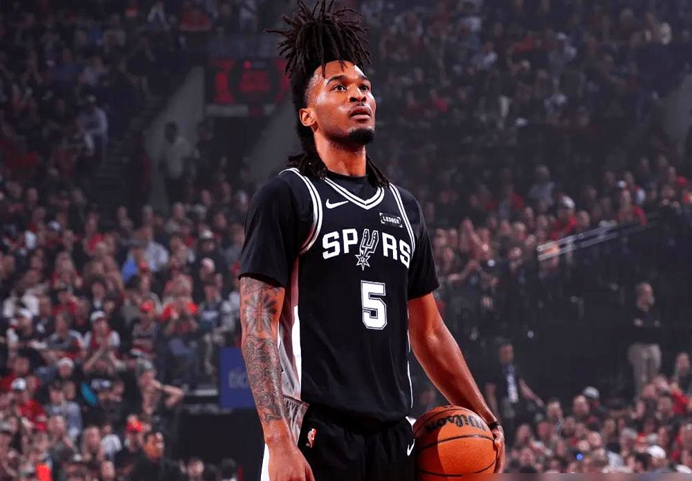 新秀赛季就砍下14.7分当选最佳新秀，马刺的卡斯尔风光无限。反...