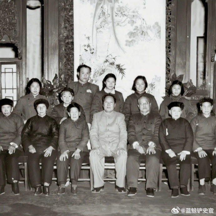 1953年12月5日，毛主席与部分亲属在中南海颐年堂合影。后排左起：长女李敏、侄