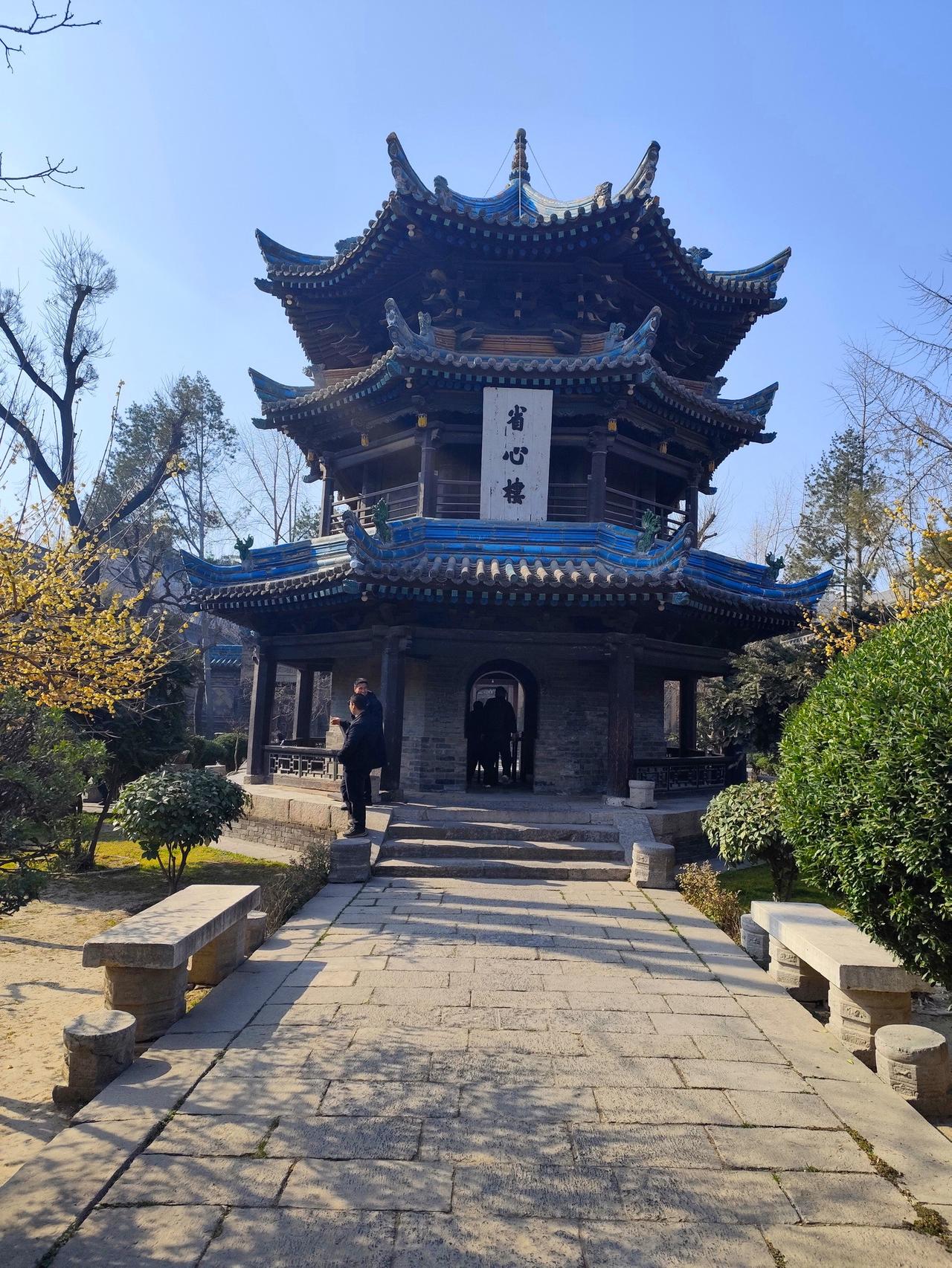 这里不仅是景点，也是宗教场所！参观化觉巷清真大寺有什么要注意的吗？这座清真寺看似