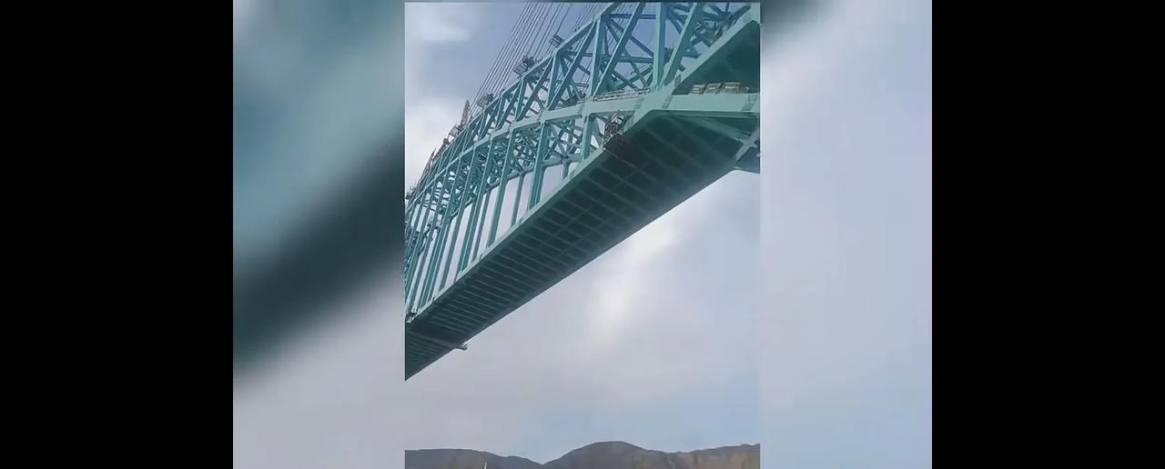 根据尖扎黄河特大桥现场的视频来看，桥面合拢只差几米，非常的可惜。这座大桥是世界跨