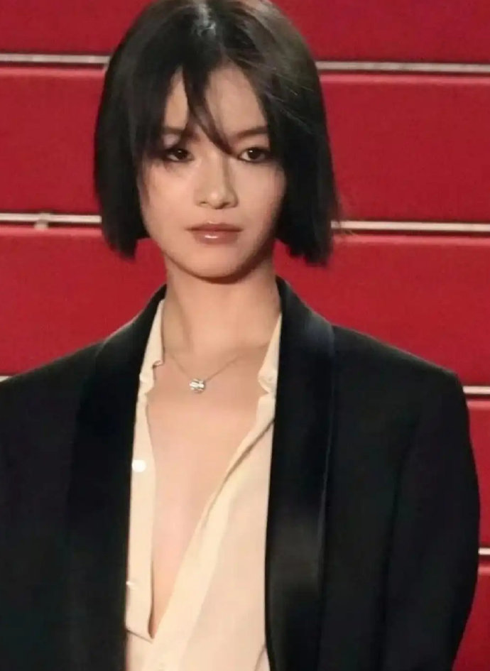 25岁李庚希为什么在戛纳红毯上有种好拽的气质？​​​