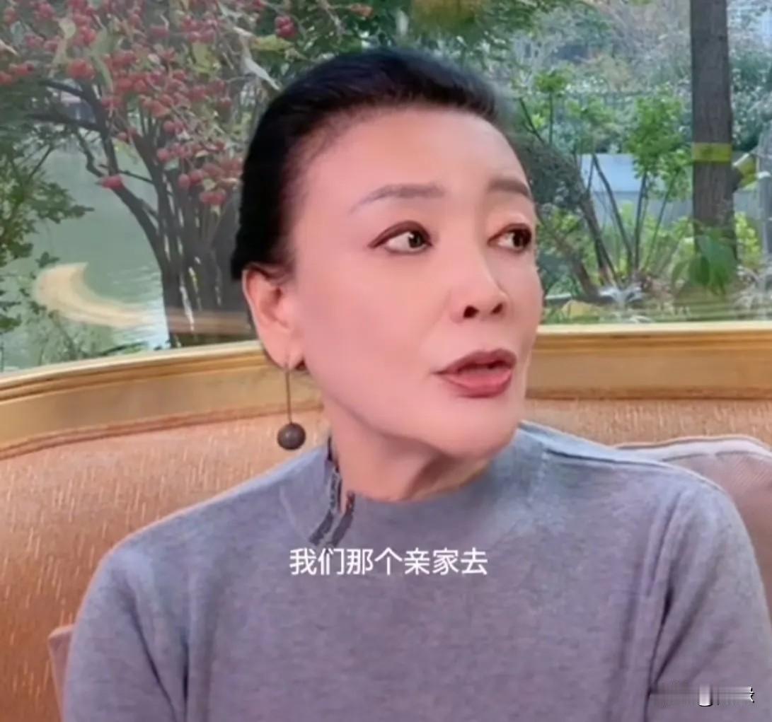 张兰说,明天亲家母带着孙子孙女,从台北飞成都去看大熊猫。汪小菲和马筱梅还有汪大爷