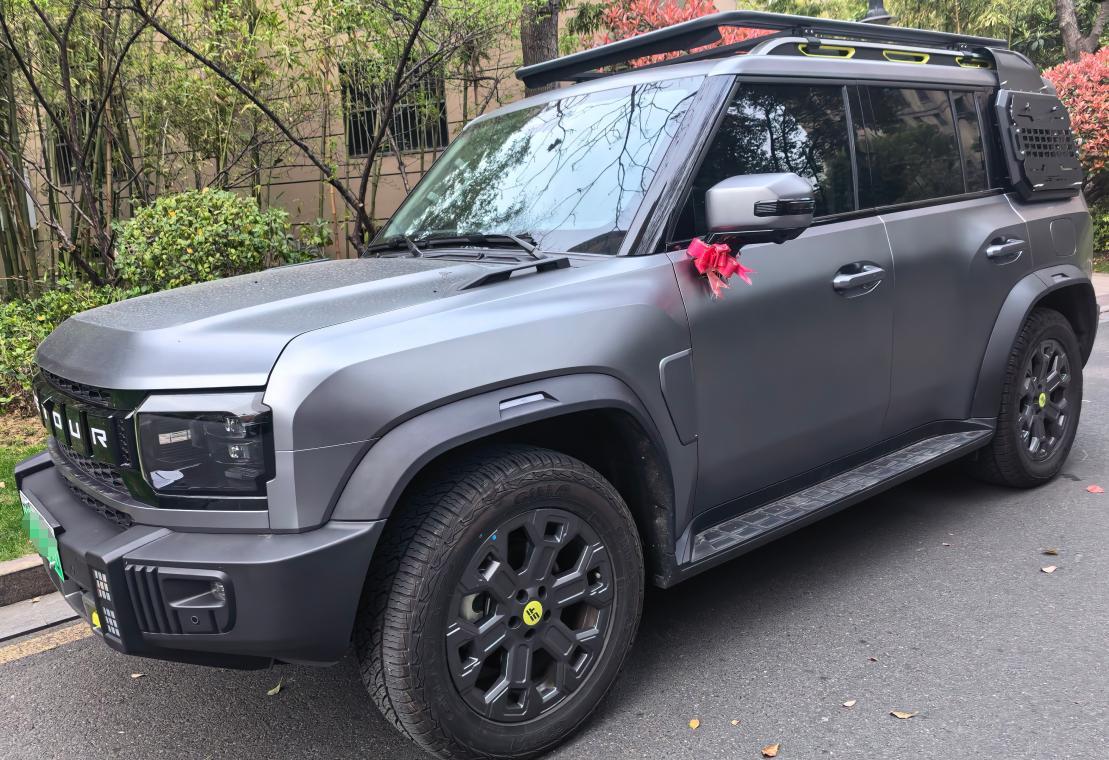 这款捷途旅行者的外观确实非常好看，看中的就是霸气，车身的姿态特别扛打，感觉很有力