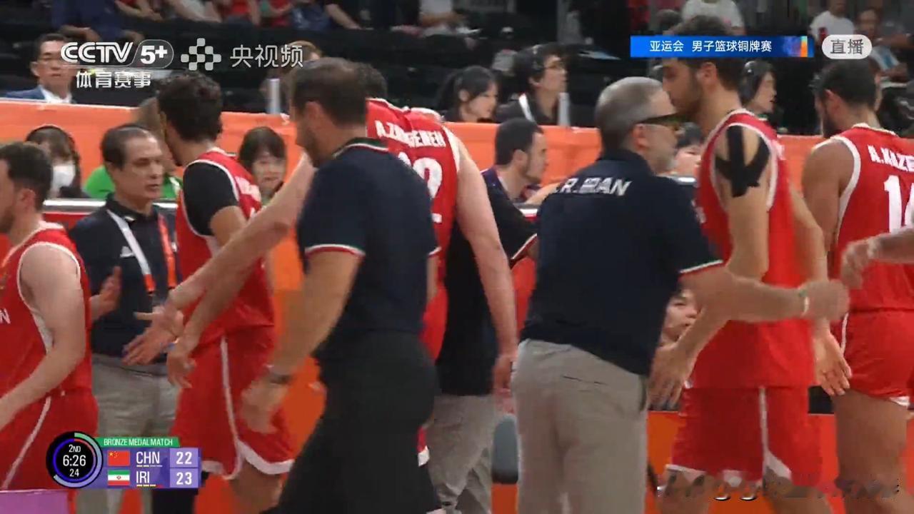 中国男篮:太累了！亚运会男篮铜牌战，中国男篮对阵伊朗的比赛，第二节剩下6分钟