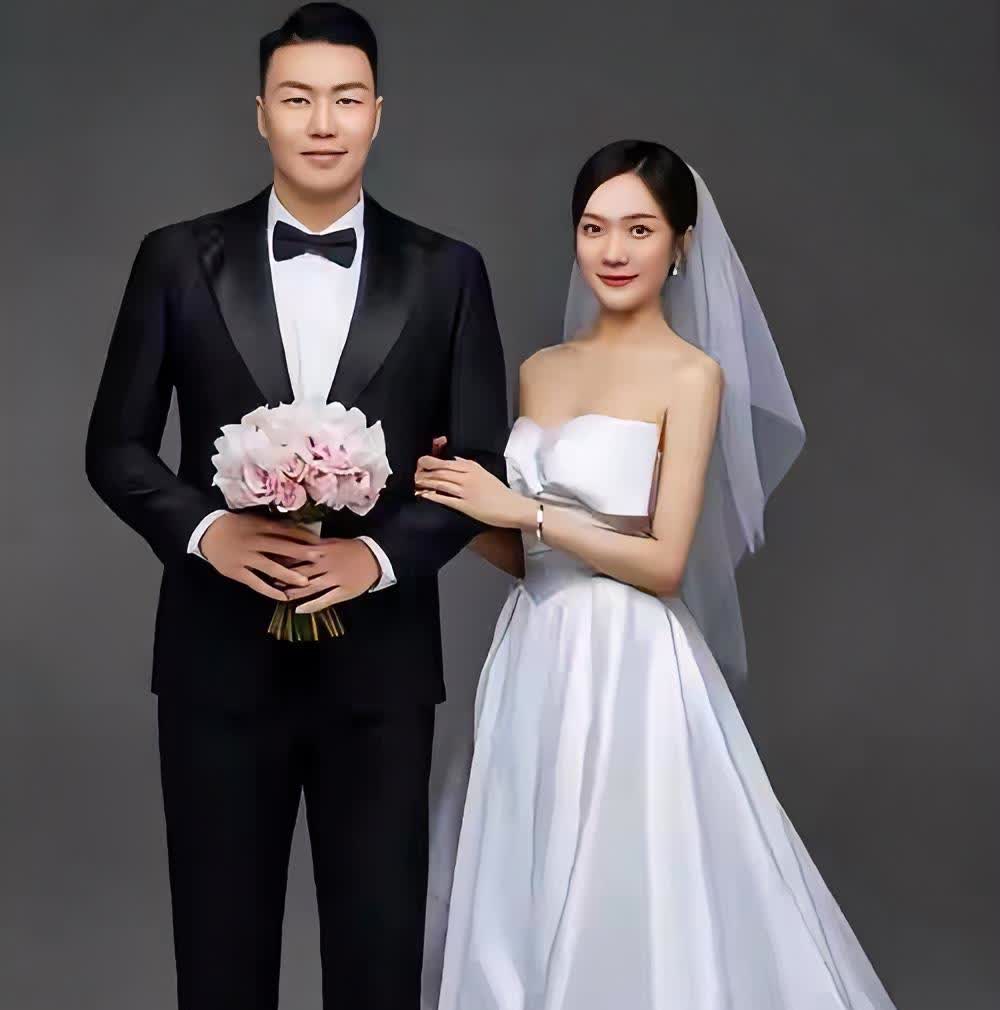 37岁李根现状，依旧帅气，二婚娶女博士，身家过亿，如今转型成功。