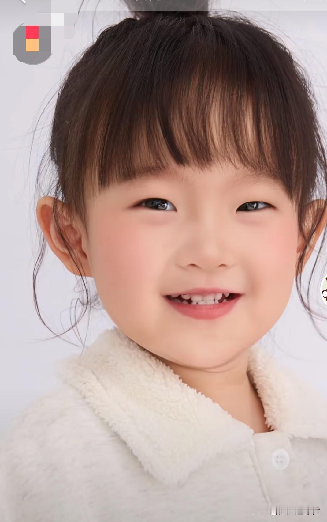 今晚，黄一鸣更新了一则闪闪的视频。视频中，闪闪摆出各式各样的造型，笑容格外灿烂，