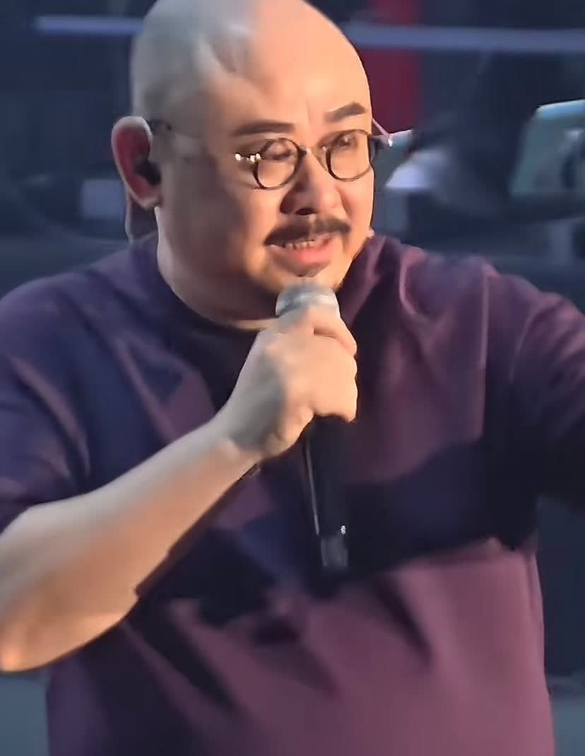 刀郎哭了，他说了一句“新疆马上就回去了”，令很多大大小小很伤心！太原站与乌鲁木齐