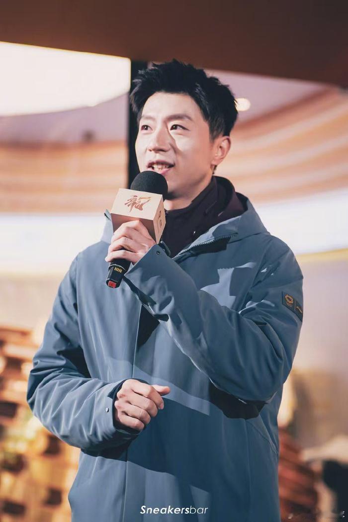 马龙正式上任，亮相新岗位，国乒首位，刘诗雯陪同马龙，中国国乒历史上最伟大的球员