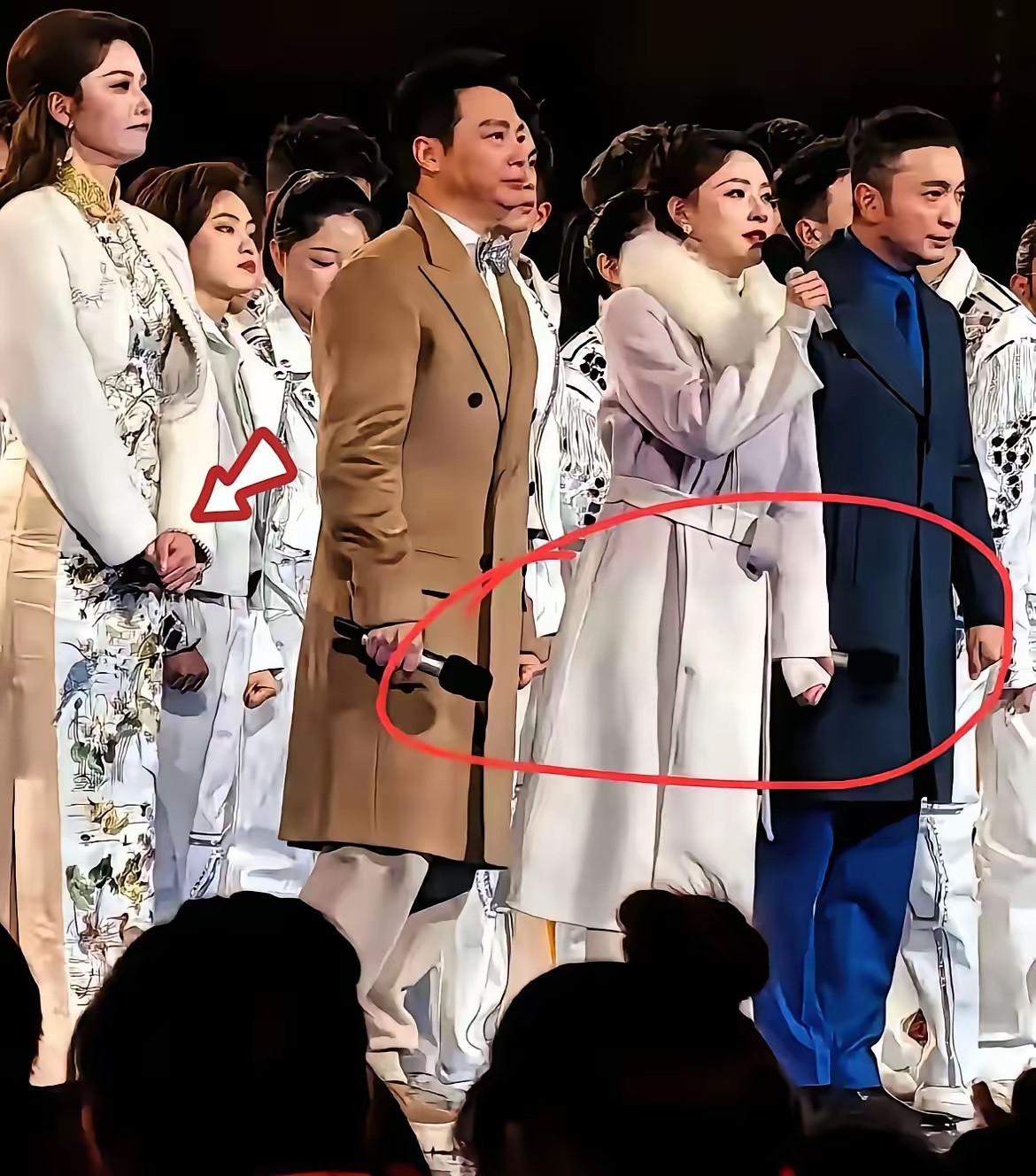 瞅瞅一个个的手冻得通红，近看镜头每个人都是咬牙坚持主持，太不容易了。