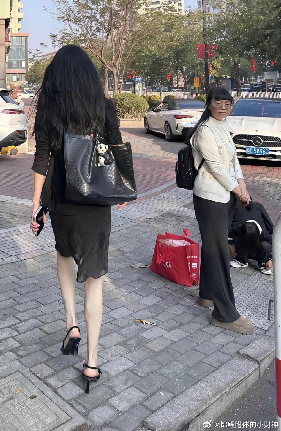 她不懂她为何如此洋气，她也不懂她为何如此土气