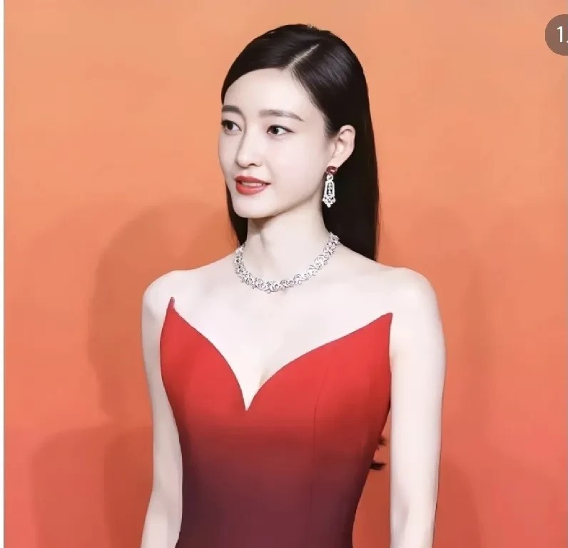 怪不得王丽坤也要去演短剧，听一个短剧制作大佬说，现在的短剧演员业内报价2
