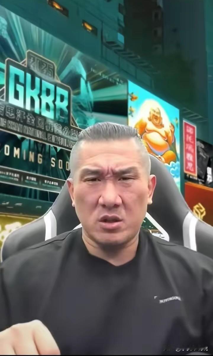 馆长怒怼赖清德和高市早苗！馆长这回直接在直播里给赖清德上了一课！他先是冲着高市