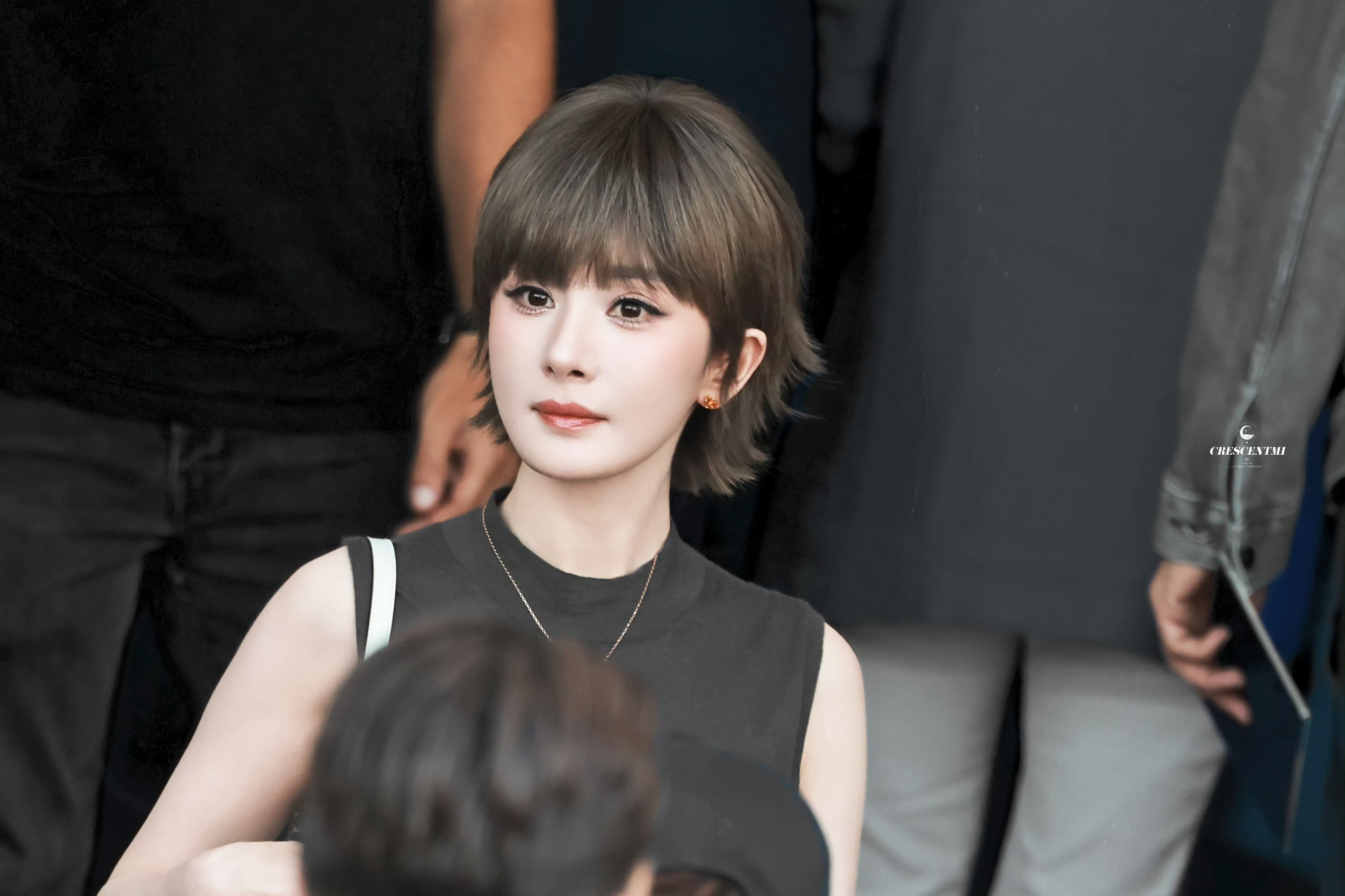 杨幂短发Prada女王杨幂短发真的一绝，完全就是帅我一脸，这张真脸精致的和洋娃