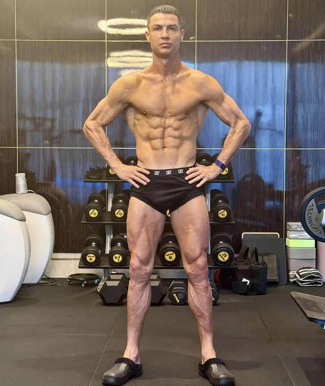快41岁的人了，C罗还能保持这样的身材和体脂率40岁C罗晒身材