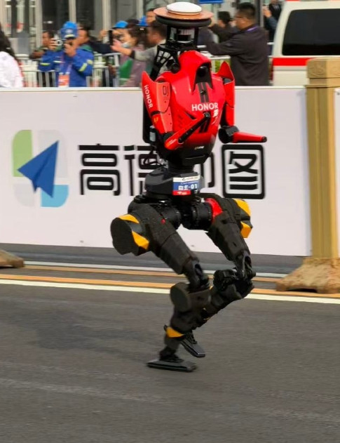 全球首场人形机器人半程马拉松赛场上，荣耀的闪电队与元气仔两支机器人战队首次参赛即