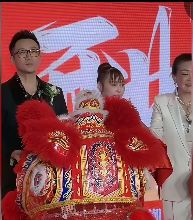 汪小菲这次剪彩穿得是真精神，深色西装笔挺，就是脸上那股沉郁劲儿藏不住，剪完彩转身