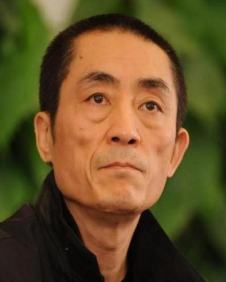 2008年奥运会开幕式上，姚明高举红旗走在人群正前方。突然，张艺谋脸色大变，冲着