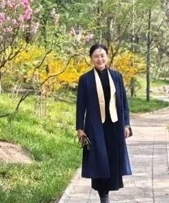 无妄之灾！北语教授张爱玲来到清华校园，看望女儿被树砸中去世！她当时正在骑自行车，