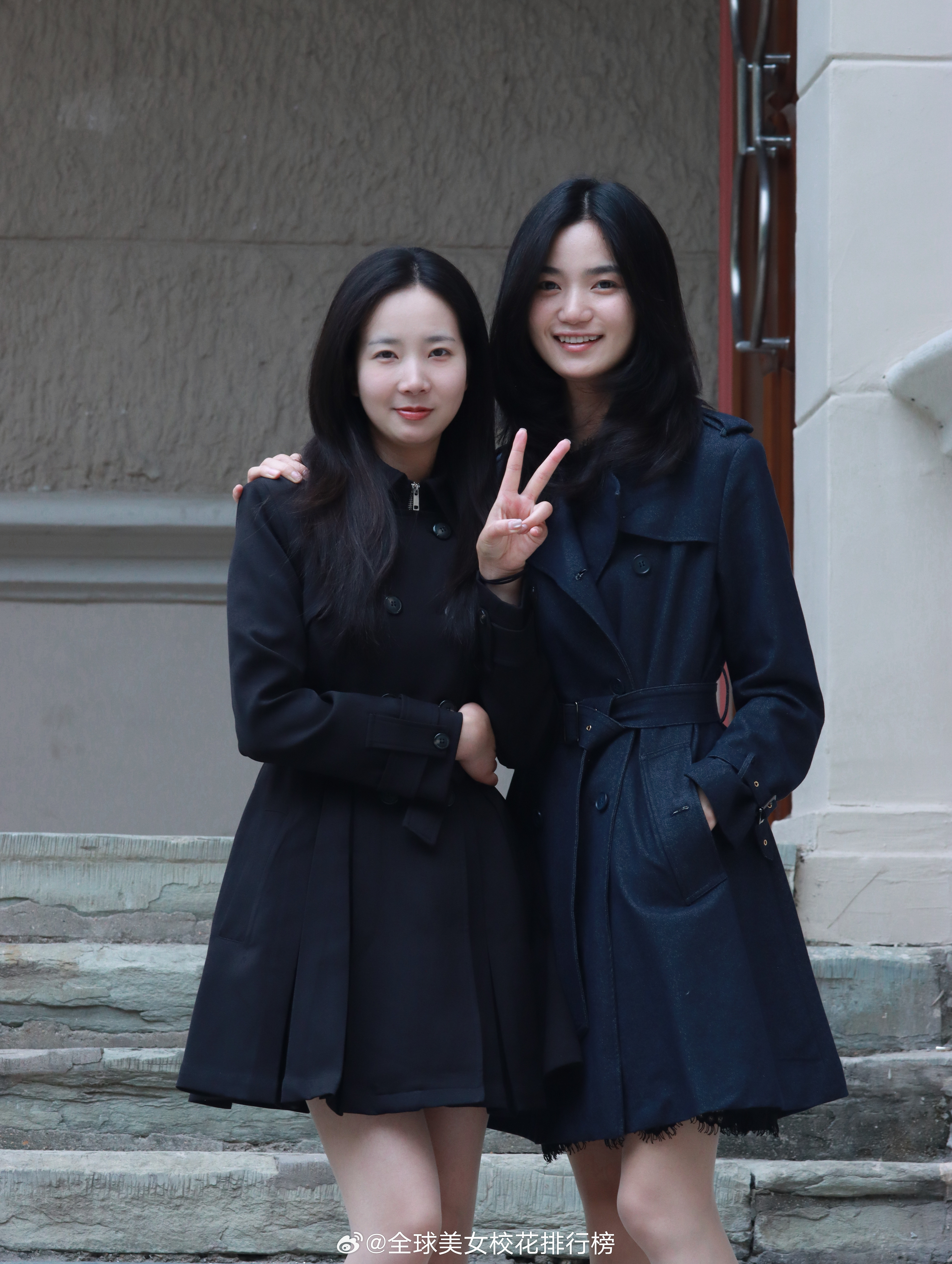 街拍遇到的两位漂亮女生[比心]​​​