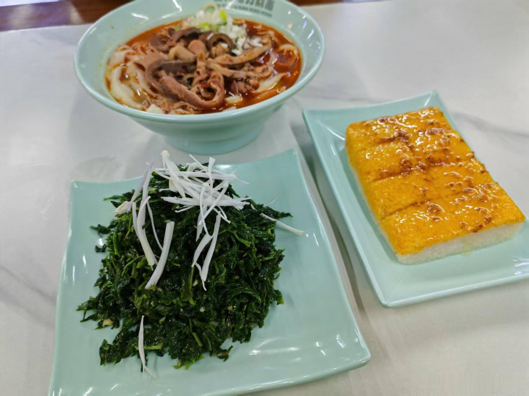 从法华寺出来还不到11点。因为一大早赶时间出门，早餐只吃了豆浆油条，两个人都有点