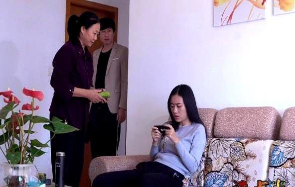 “让儿媳上班有错吗”网友分享了一件事，她儿子公司效益不好，原本10000元的工资