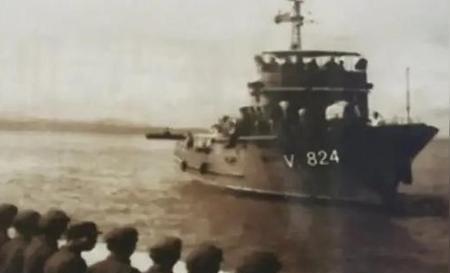 1960年一次，海军扫雷队正将一枚美军水雷拖回去研究，不料潜水员忽听到异响，一摸