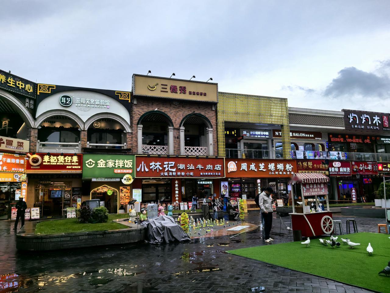 很多人非常诟病广州萝岗没有什么商业，心心念念诞生一个类似珠江新城、南村万博那样的