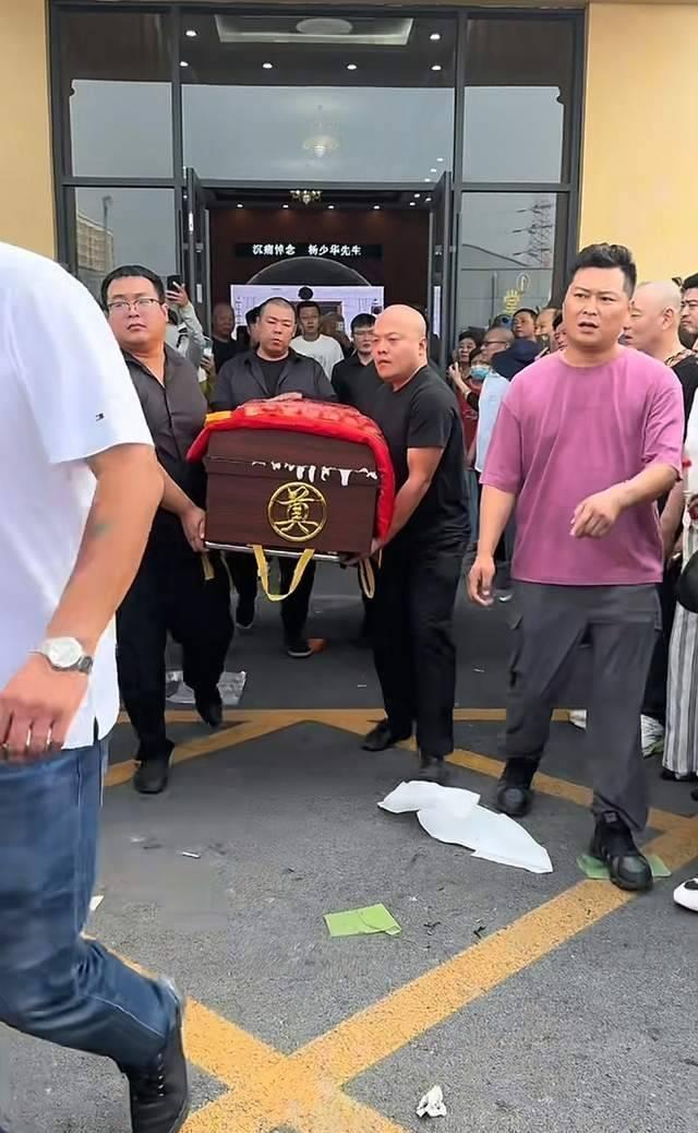 知名相声演员杨少华遗体告别仪式在天津举行，顶级豪车劳斯莱斯车队送行，现场壮观。杨
