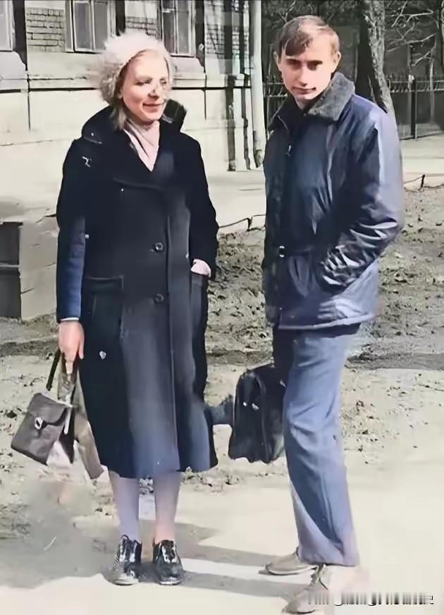 普京童年，青年时期，确实是个不错的小伙。父亲是卫国战争的老战士，根正亩红。普京做