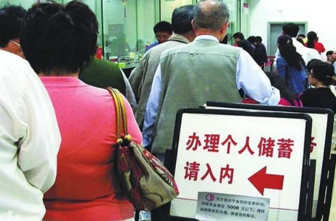大家发现了吗？最近社会出现了三个反常现象，一个比一个离谱。第一个，年轻人疯抢