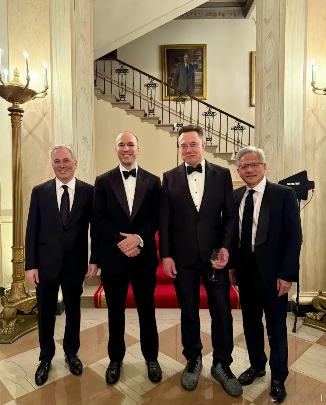 时隔半年，埃隆·马斯克再度重返白宫，此次亮相的一大亮点当属他脚上那双特别的鞋子—