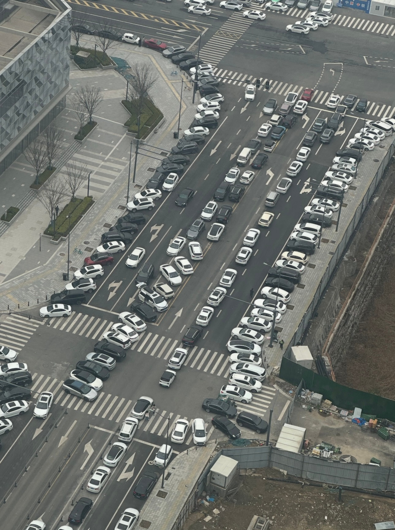 你们有没有感觉最近几年黑色白色的车简直太多了真心希望大家再有个性一点