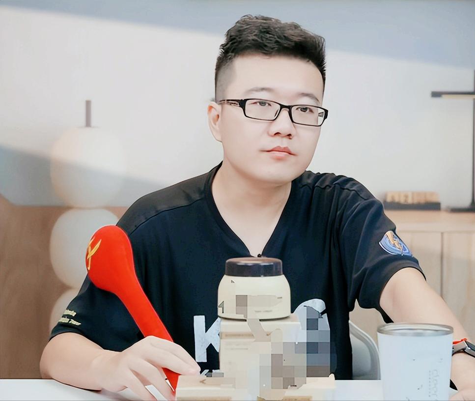 明明王曼昱高出杜凯琹那么多，为何被压制打？莱维说了实话！他说：杜凯琹知道正常打