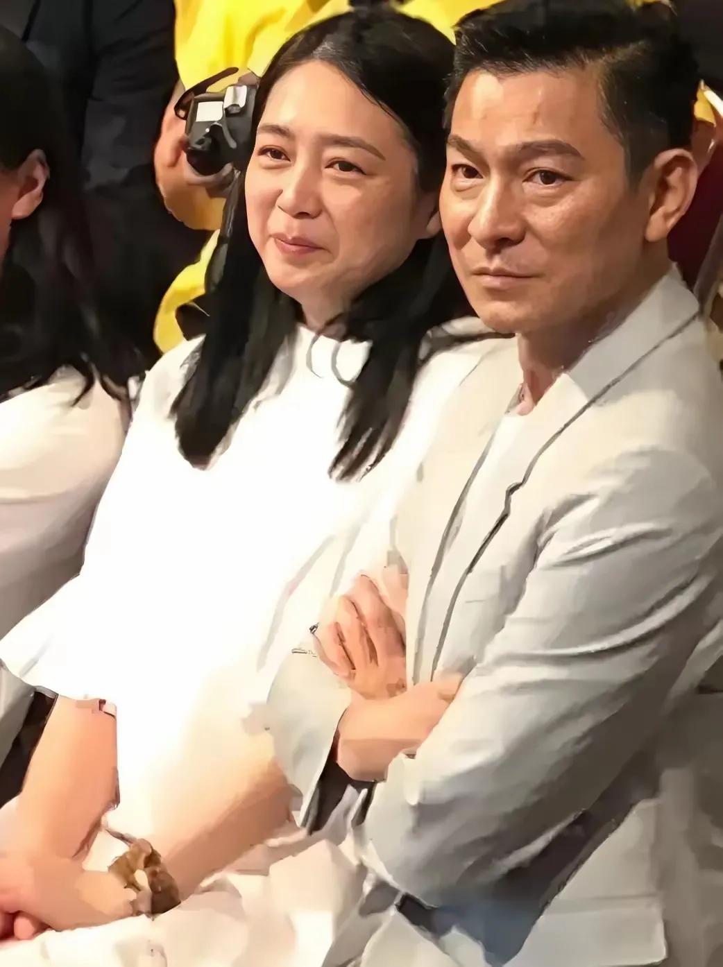 难得一见的华仔和夫人的图片，华哥和嫂子坐一起，画面好温馨！