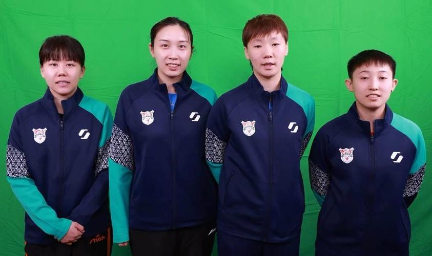 身着运动服的4位女乒球员同框：王曼昱金发利落，浅淡春山，天鹅颈抢镜；钱天一柳眉