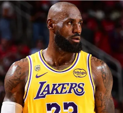 NBA季后赛，湖人112-108战胜火箭。第四节比赛中，詹姆斯先是抢断随后晃飞