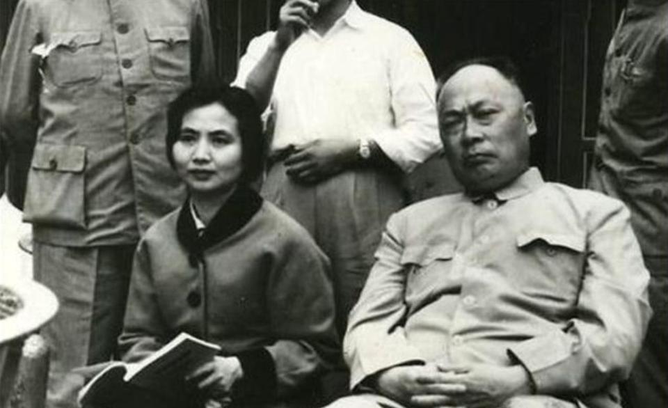 解放后，岳父来沪，在上海市市长陈老总家里住下了。一段时间后，陈老总对夫人讲：“还