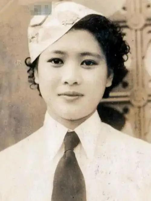 1937年，19岁“游泳皇后”杨秀琼结婚。19岁的杨秀琼刚在重庆歌乐山别墅的